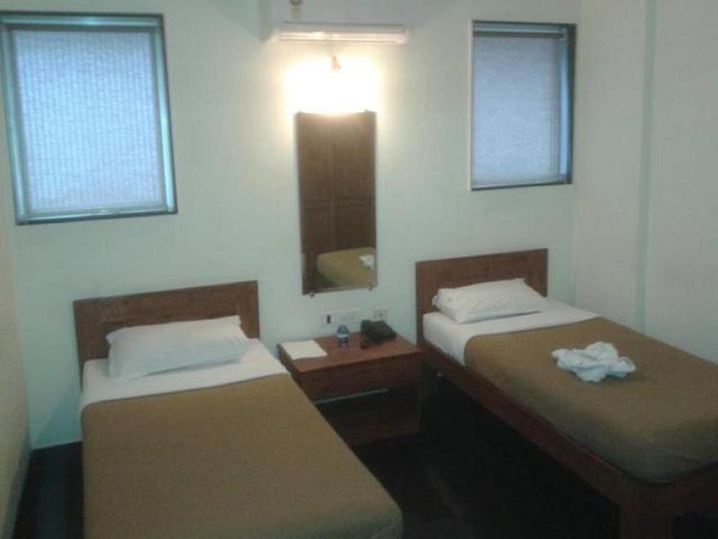 Hotel Q Deck Mumbai Exteriör bild