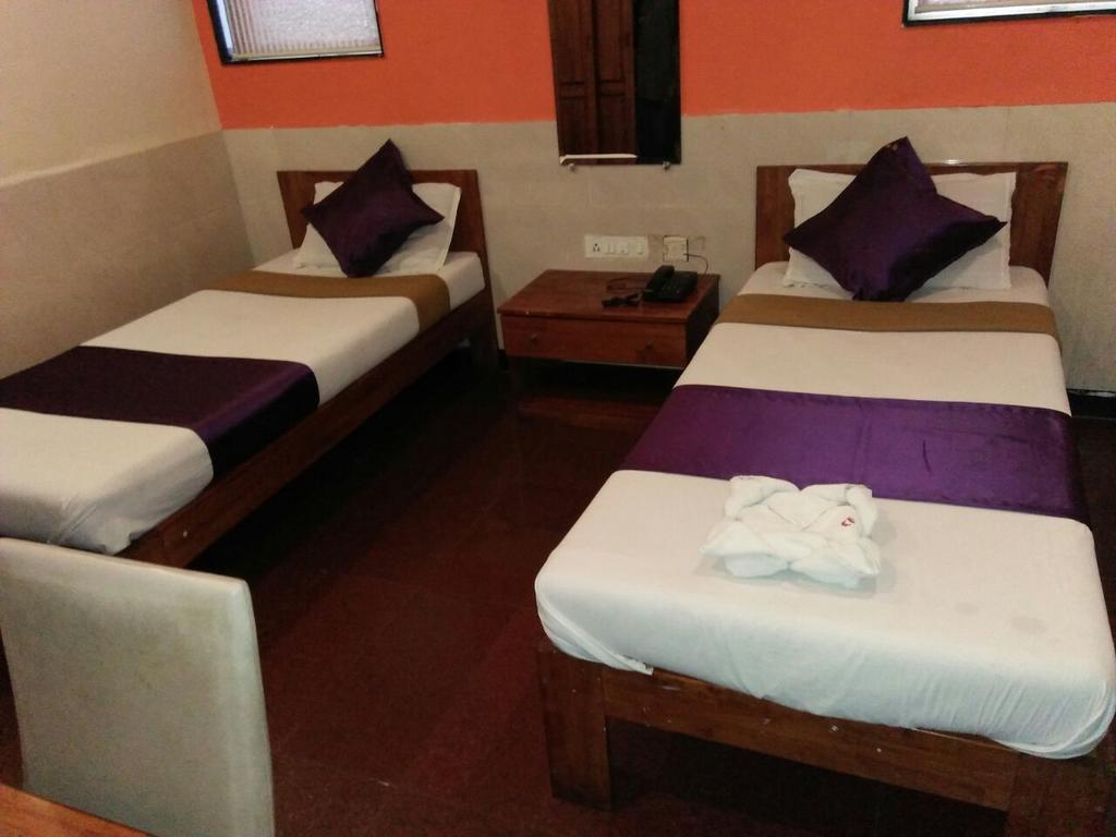 Hotel Q Deck Mumbai Exteriör bild