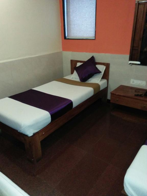 Hotel Q Deck Mumbai Exteriör bild