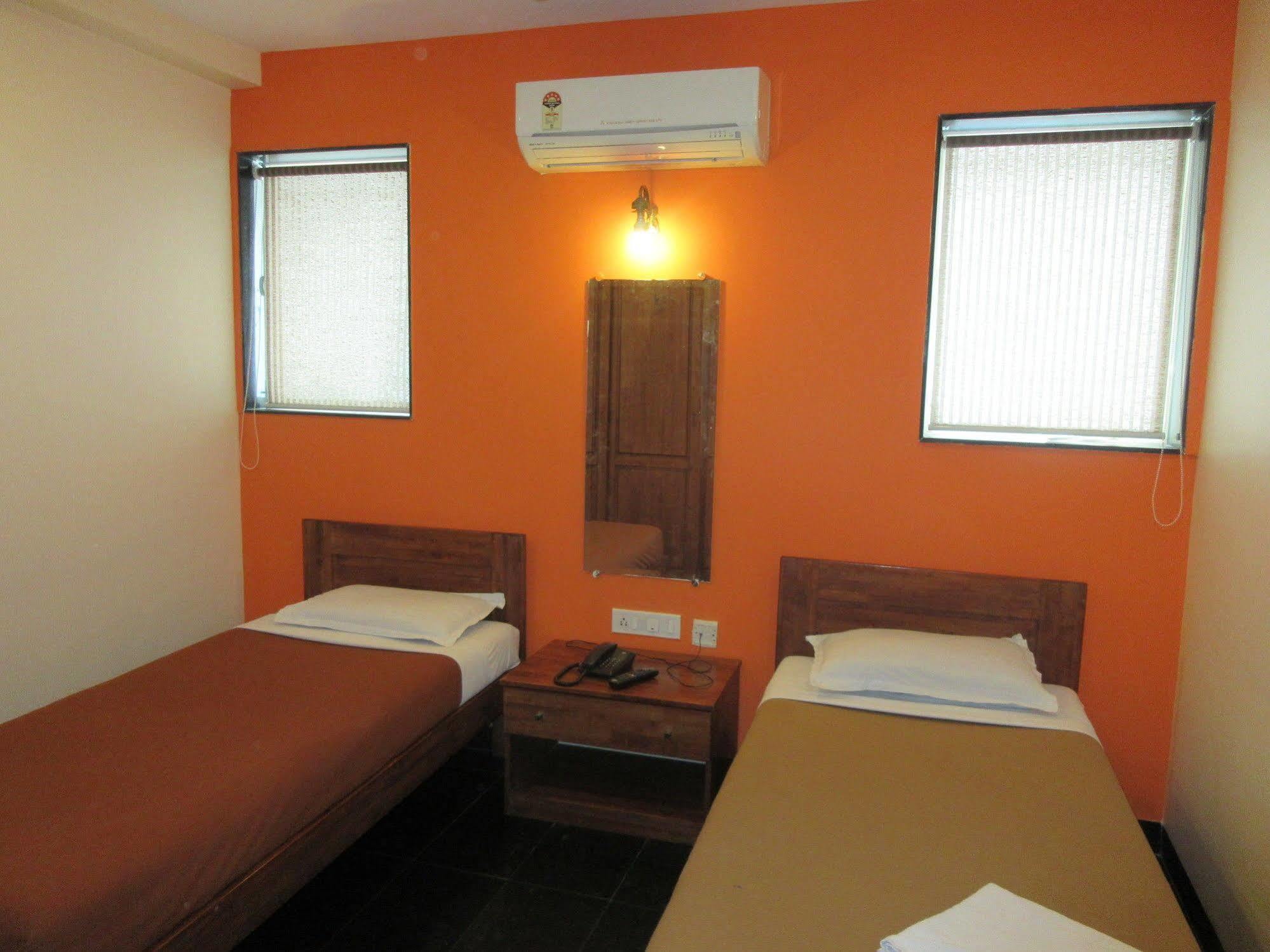 Hotel Q Deck Mumbai Exteriör bild