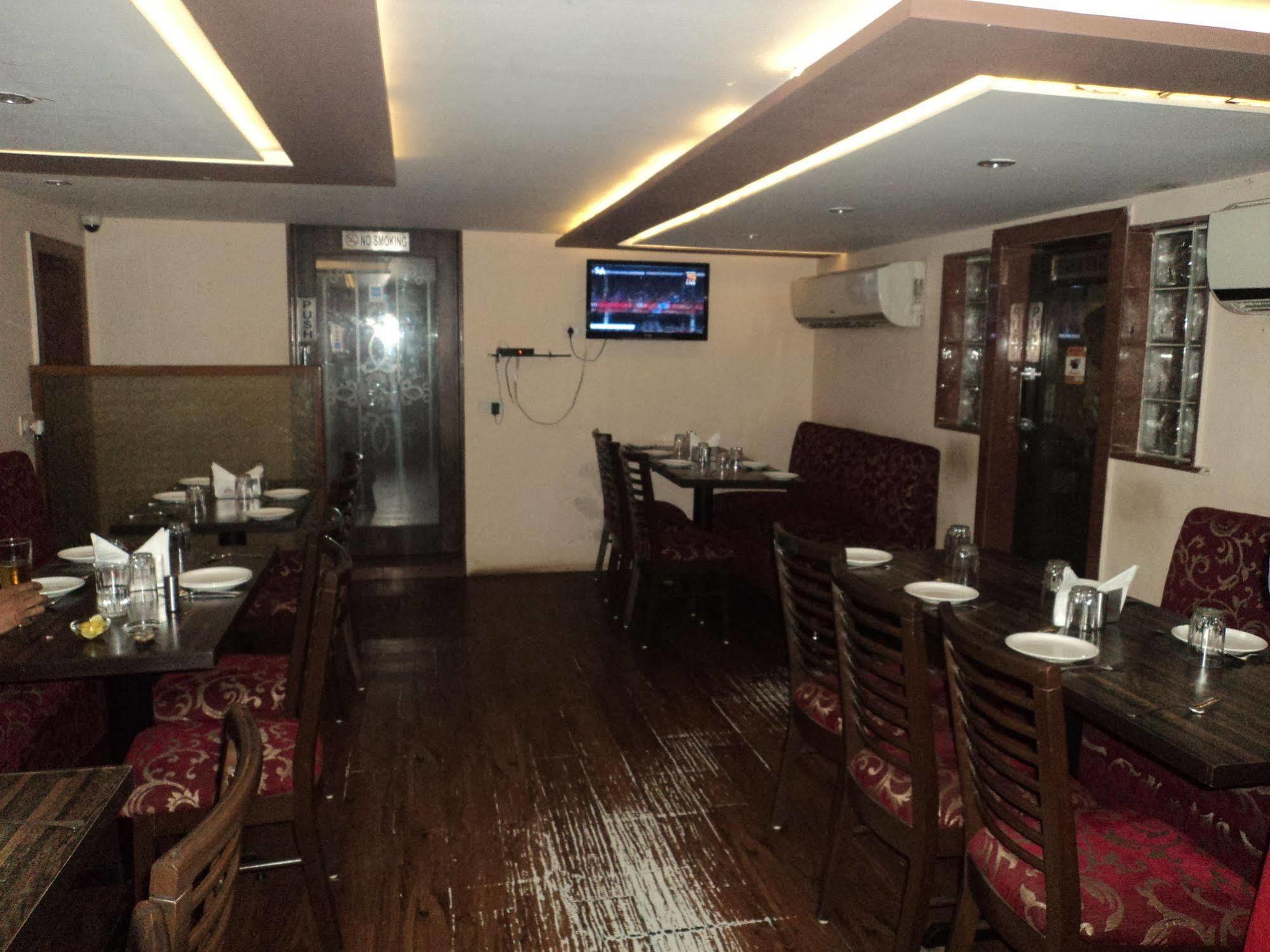 Hotel Q Deck Mumbai Exteriör bild